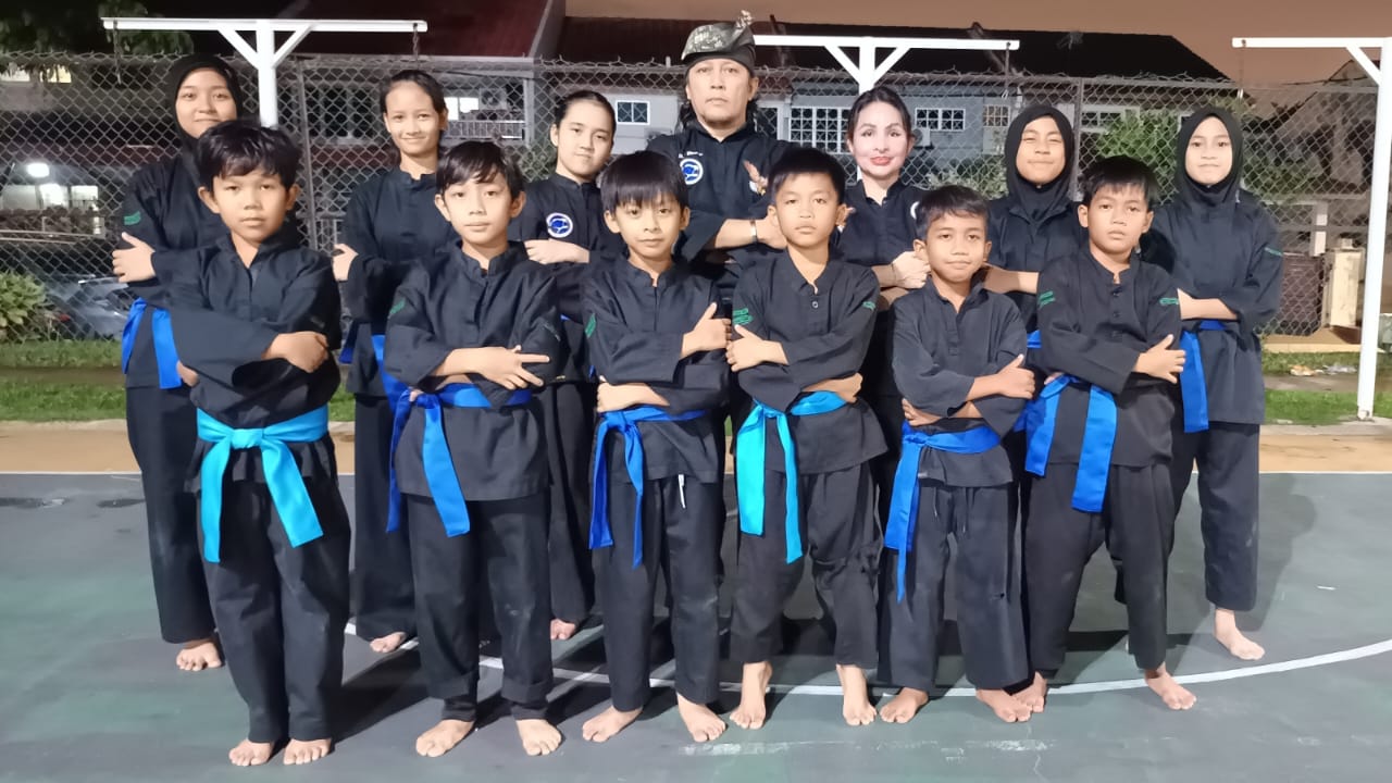 Kumpulan pelajar bengkung biru GTP bersama guru