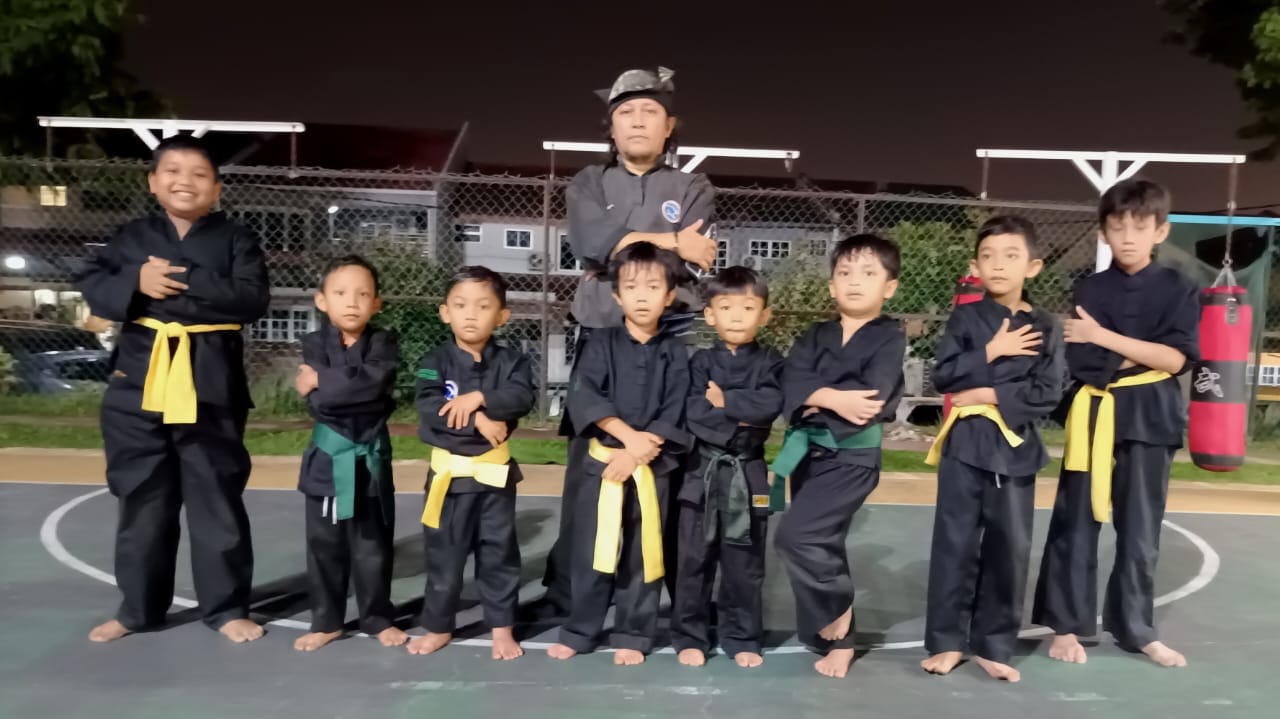 Kumpulan pelajar bengkung kuning dan hijau GTP bersama guru
