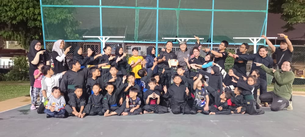 Bergambar besar pelajar dan jurulatih GTP di gelanggang latihan