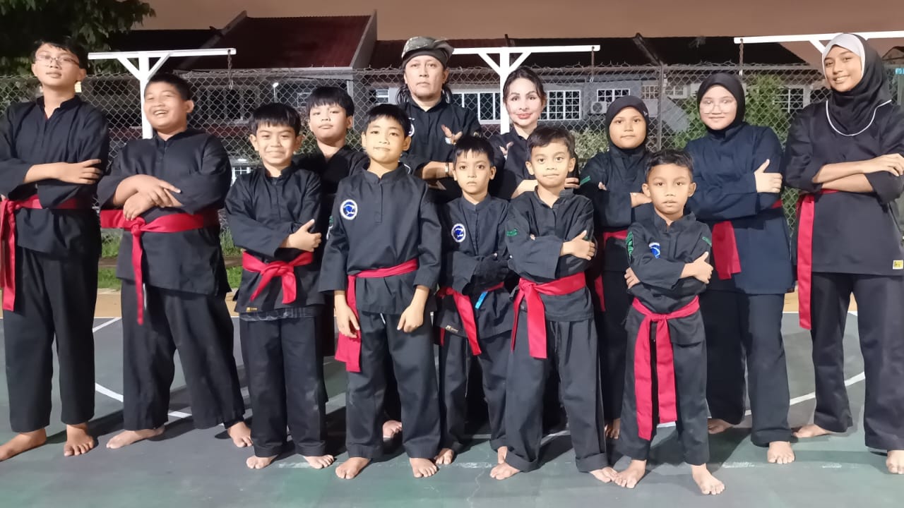 Kumpulan pelajar bengkung merah GTP bersama guru