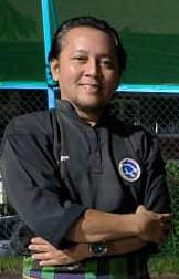 Cikgu Faizal Azhar bin Othman, pengasas Paksi Pewaris, berpakaian silat