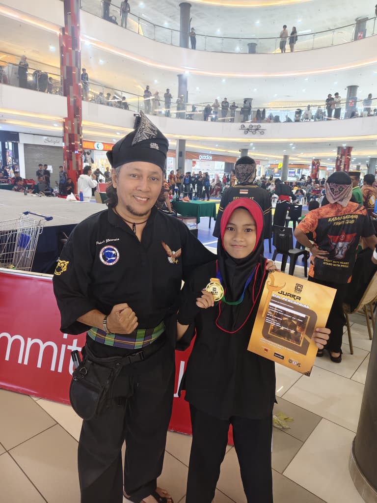 Pelajar perempuan GTP dengan pingat dan sijil juara bersama guru
