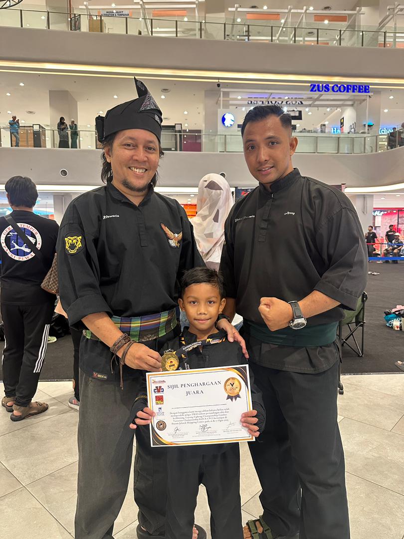 Pelajar muda GTP menerima sijil penghargaan juara bersama guru